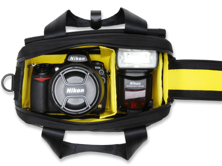 <b>仕切りパッドを1枚使用し、AF-S VR Zoom-Nikkor ED 24-120mm F3.5-5.6 G (IF)を装着したD700とSB-900の収納したところ</b>