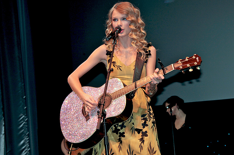 <b>歌手のテイラー・スウィフトさんを招いてライブを行なうなど、プレスカンファレンスは華やかに進んだ</b>