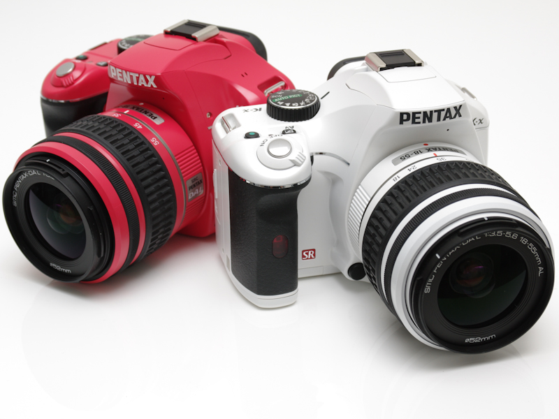 <b>筆者のK-xは手前のホワイト。今回は新旧のファームウェアを比較するため、新バージョン適用済みのK-xレッドをペンタックスから借用した</b>