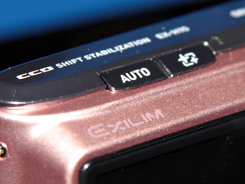 <b>プレミアムオート専用ボタンを備える</b>