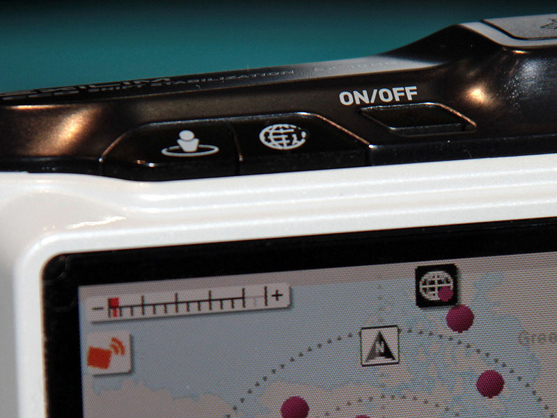 <b>左のボタンは現在位置に戻るためのもので、右のボタンが地図の表示モードを変えるためのボタン</b>