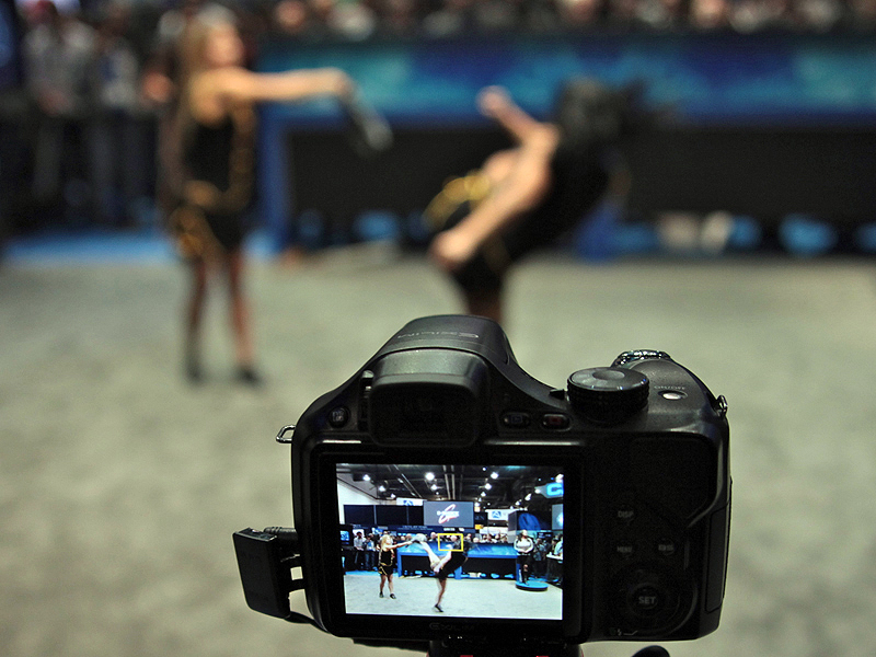 <b>ブースでは空手のパフォーマンスをハイスピード撮影することができる</b>