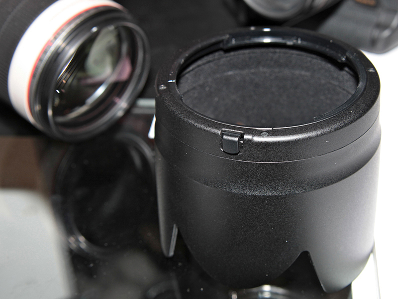 <b>新開発のロックボタン付き花形フード。確実に固定できるという</b>