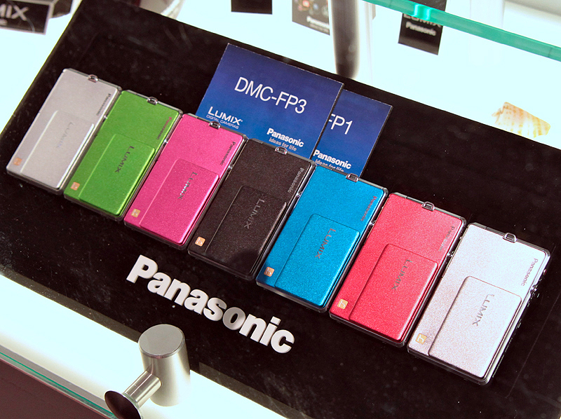 <b>カラーバリエーション。DMC-FP3がシルバー、ブラック、ネイビー。同時発表の姉妹機DMC-FP1がシルバー、ブラック、レッド、ブルー、ピンク</b>