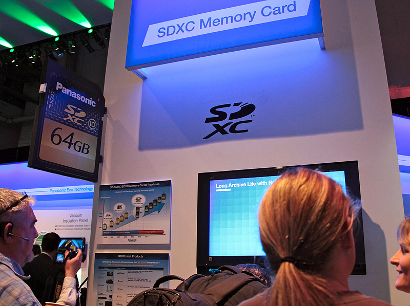 <b>SDXCメモリーカードのコーナー。大きなブースの一角だが、多くの来場者が足を止めていた</b>