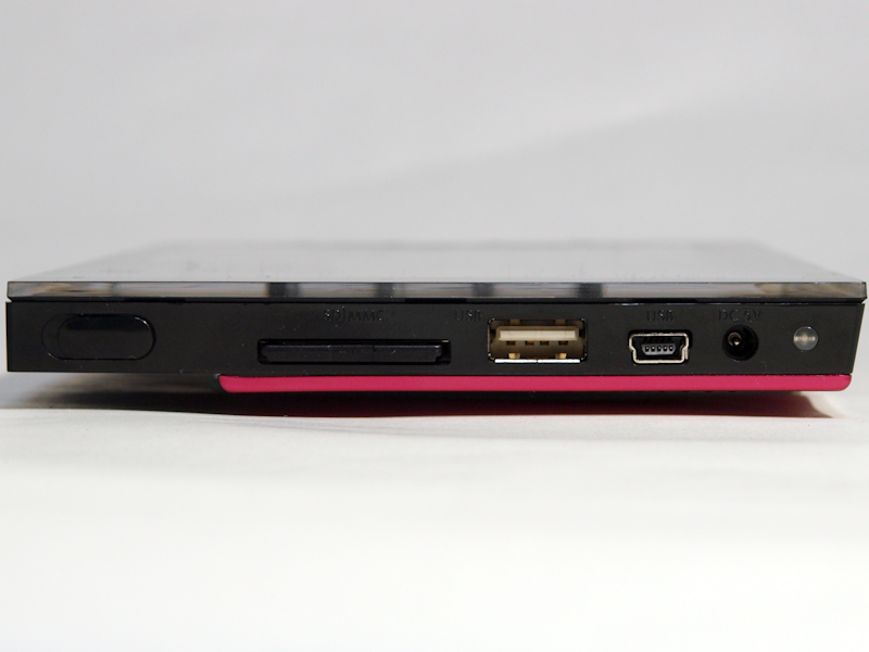 <b>電源スイッチやUSB端子など各種インターフェースは左側面に装備</b>