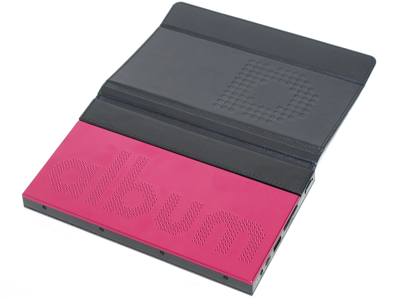 <b>本体背面には保護カバーを装着している。背面から前面に覆い被せるように利用する</b>