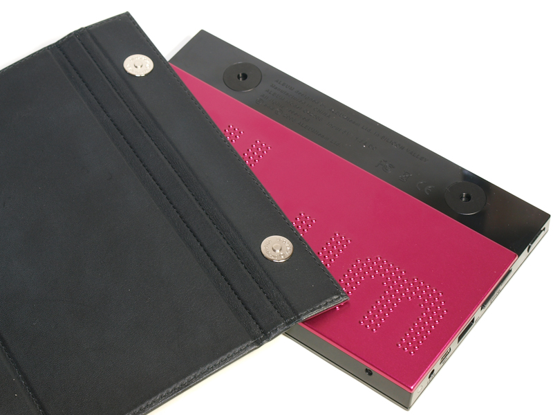 <b>保護カバーは着脱が可能。マグネット式になっていて簡単に外すことができる</b>