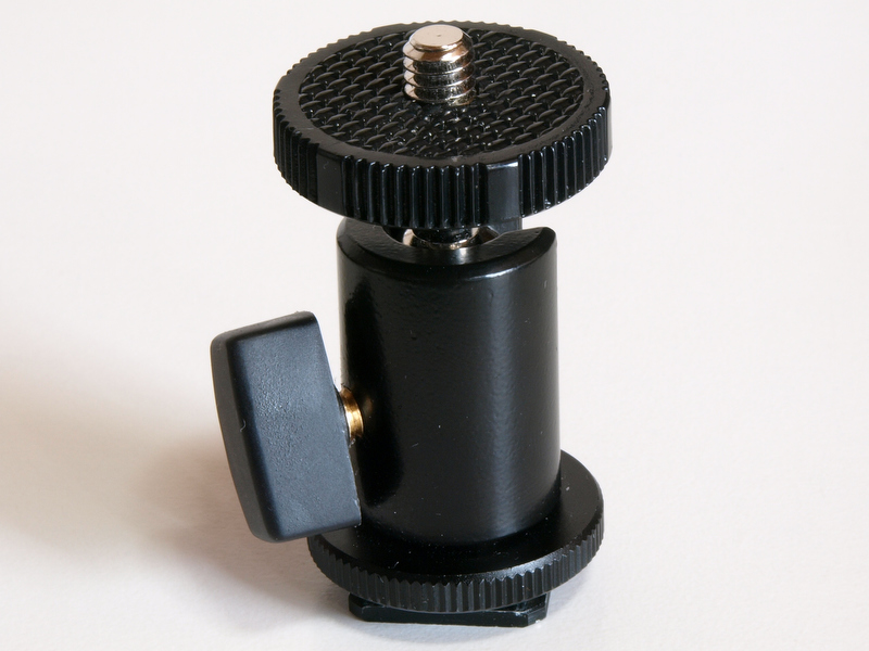 <b>上部が撮影アクセサリーを取り付けるボールヘッド状の取り付け台、下部がホットシューに差し込むためのクイックシューという構成になっている</b>