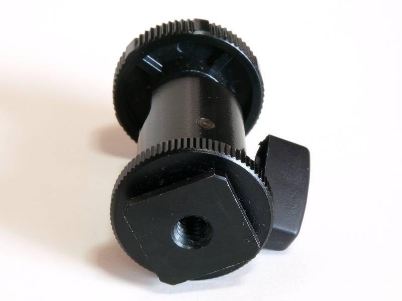 <b>上部が撮影アクセサリーを取り付けるボールヘッド状の取り付け台、下部がホットシューに差し込むためのクイックシューという構成になっている</b>