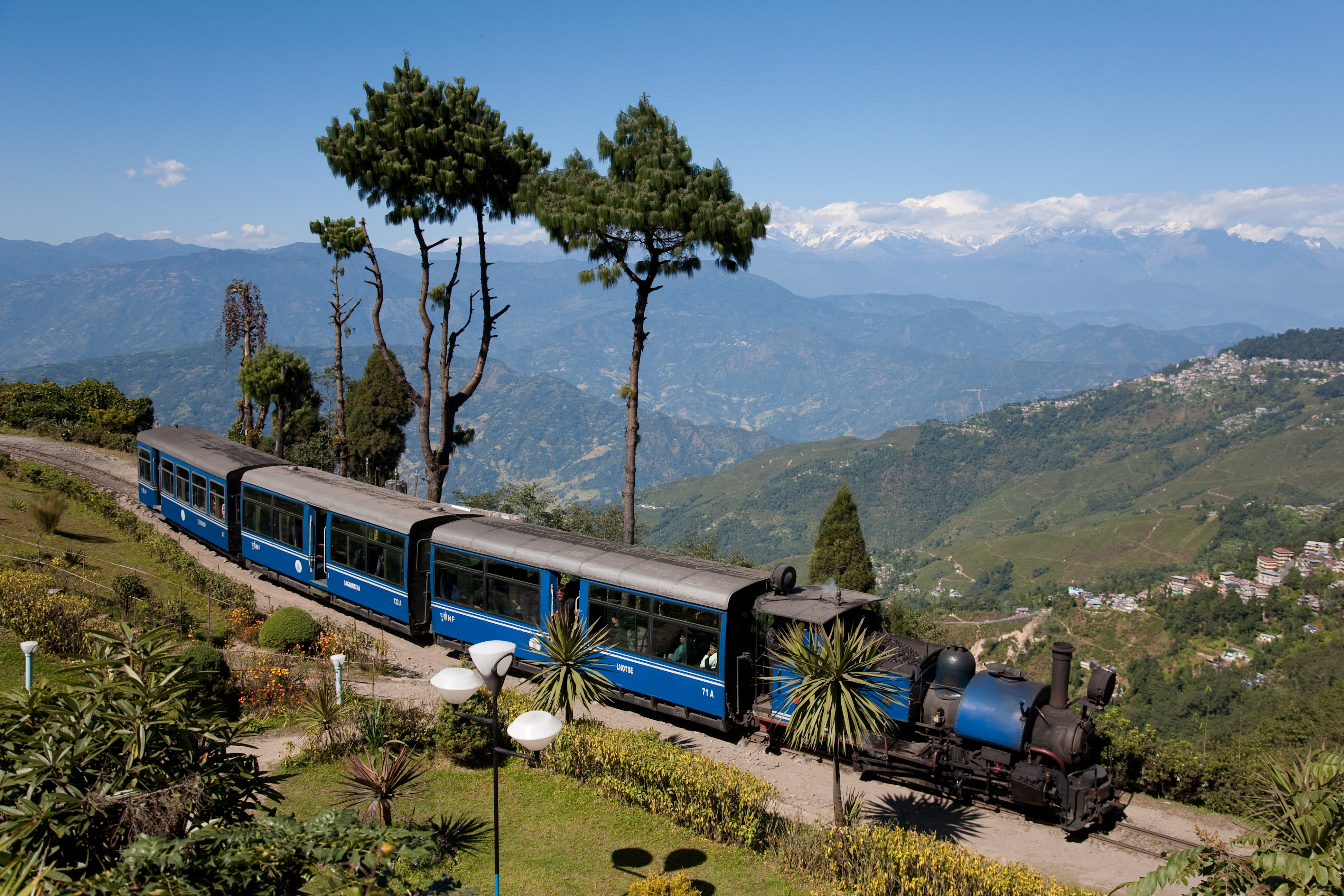 <b>ダージリン・ヒマラヤン鉄道の蒸気機関車牽引列車。背後の雪山は世界第3位の高峰カンチェンジュンガ。静止画と動画ともに横位置で撮影<br>EOS 5D / EF 24-105mm F4 L IS USM / 約7.3MB / 3,888×2,592 / 1/1,250秒 / F5.6 / 0EV / ISO200 / 32mm</b>