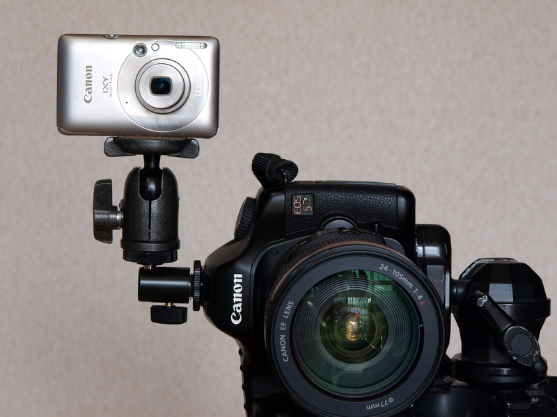 <b>静止画を縦位置で撮影するデジタル一眼レフカメラにコンパクトデジタルカメラを取り付ける場合、ボールヘッド雲台などを間に装着することで、コンパクトデジタルカメラを横位置にすることができる。動画が縦位置にならない</b>