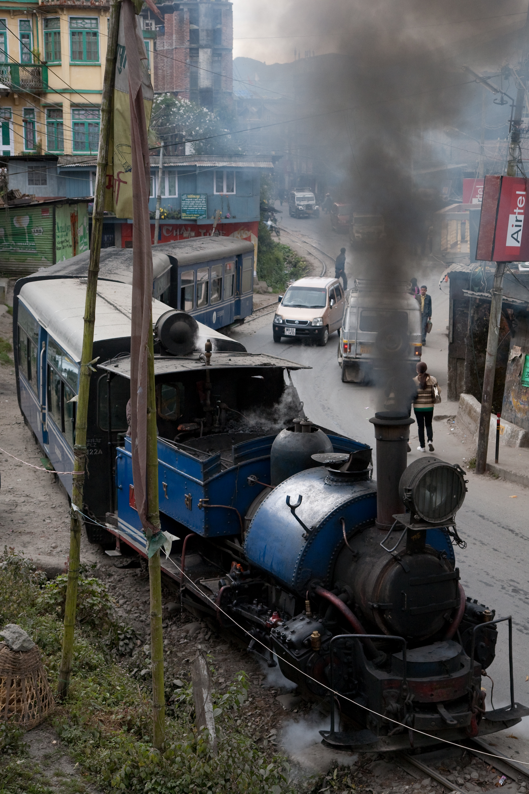 <b>ダージリン・ヒマラヤン鉄道の蒸気機関車牽引列車。ダージリンの街中を路面電車の様に走り抜ける。静止画は縦位置だが、動画は横位置で撮影<br>EOS 5D / EF 24-105mm F4 L IS USM / 約2.8MB / 1,728×2,592 / 1/500秒 / F5.6 / 0EV / ISO500 / 58mm</b>