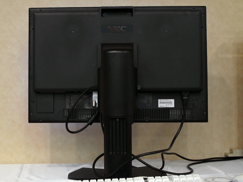 <b>背面。ケーブルカバーをスライド式に改良</b>