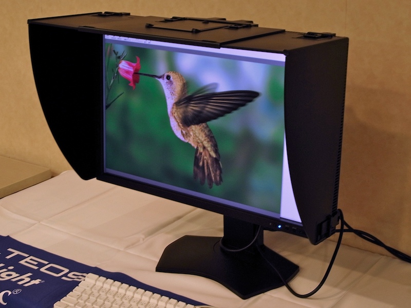 <b>遮光フードもオプションとして用意する</b>