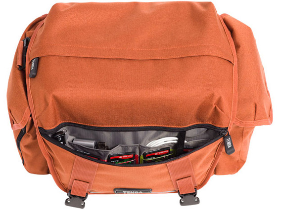 <b>記録メディアなどの小物を収納できるフラップ部のポケット</b>