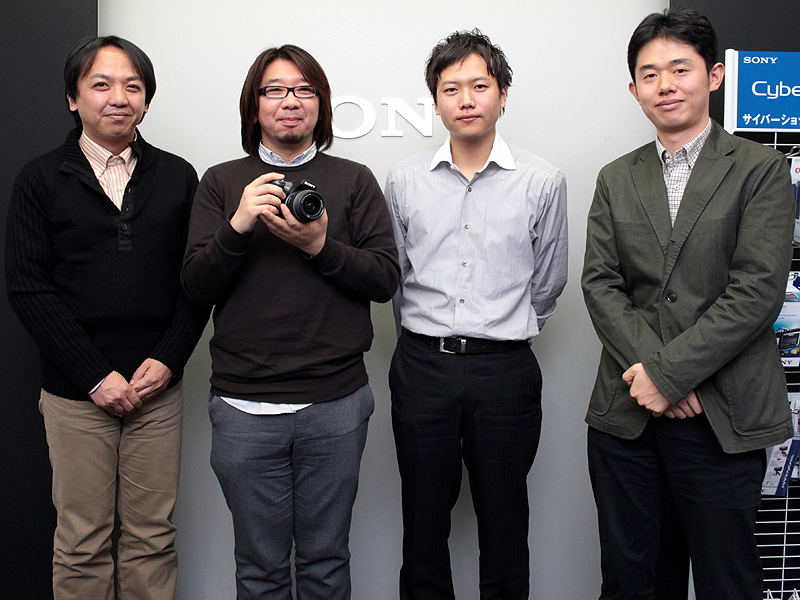 <b>左から、ソニーパーソナルイメージング&amp;サウンド事業本部イメージング第3事業部設計部1課の漆戸寛氏、同事業本部イメージング第3事業部設計部6課の上田敬史氏、同事業本部 システム&amp;ソフトウェア技術部門 カメラ部2課の海老原正和氏、同事業本部 システム&amp;ソフトウェア技術部門 カメラ部3課の若園雅史氏</b>