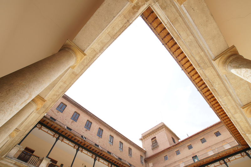 <b>オートHDRの合成例（ソニー提供）。オーバー露出（左）とアンダー露出（中央）を合成することで、シャドウ部分が潰れずにかつハイライトが飛んでいない写真を生成できる（右）</b>