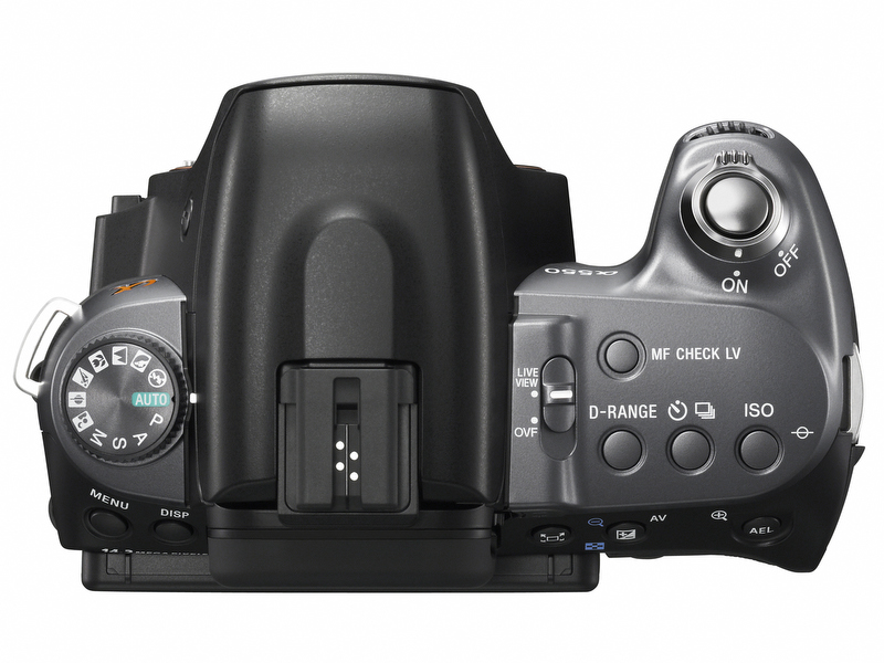 <b>A550の上面。Dレンジ関係のパラメーター変更画面を呼び出すための「ダイナミックレンジボタン」（D-RANGE）をボディ上面に設けた</b>