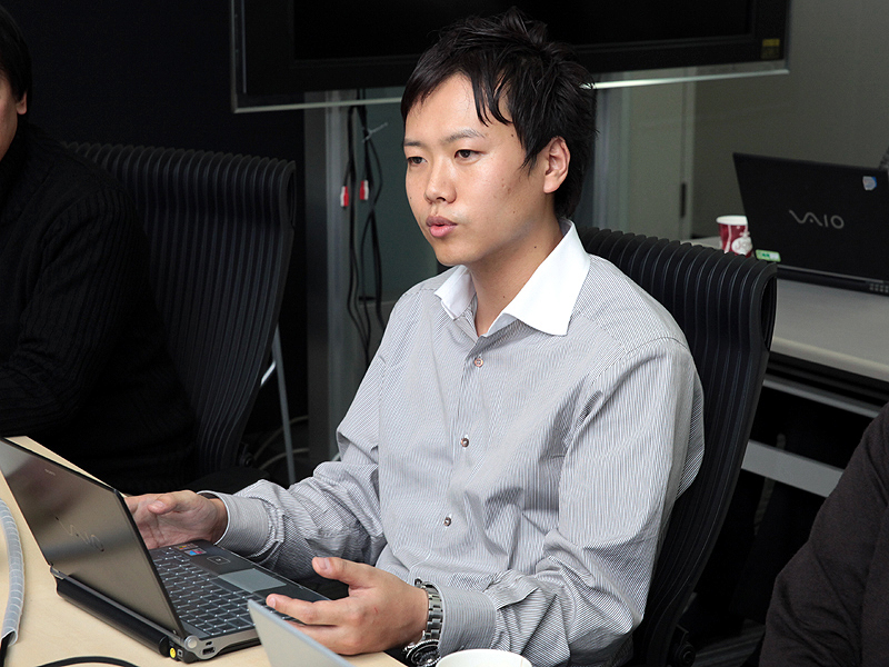 <b>オートHDRの組み込みソフトウェアを担当した海老原氏</b>