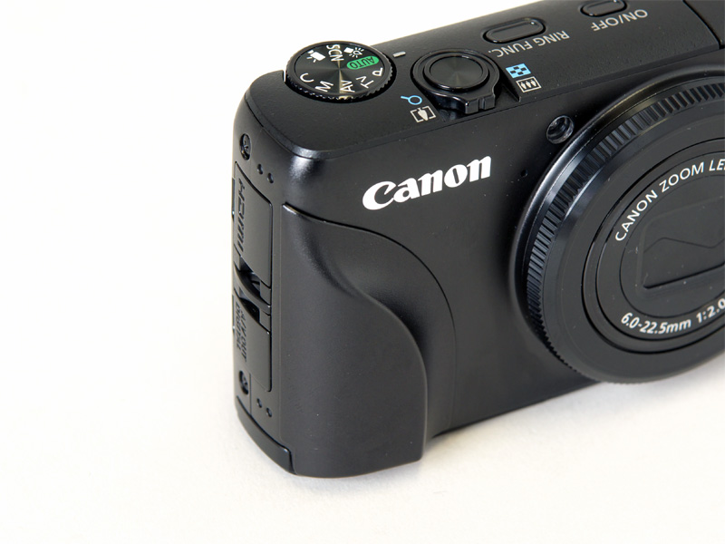 <b>装着後。トップパネルから落ちる直線をグリップ部に流している</b>