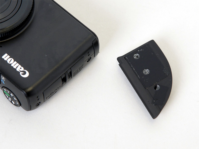 <b>両面テープはきれいに剥がせる。再取り付けも可能</b>