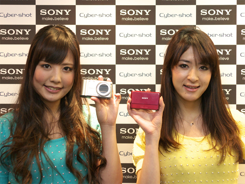 <b>サイバーショットDSC-HX5V（左）、同DSC-TX7（右）</b>