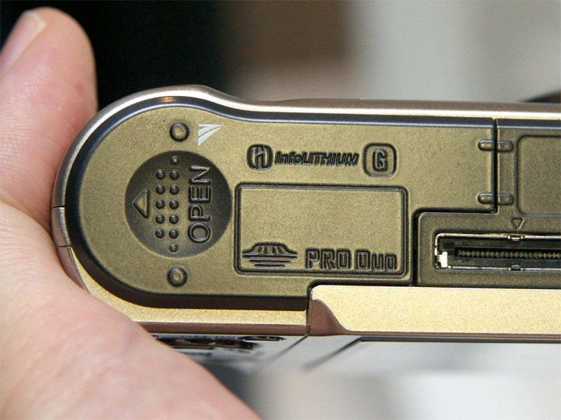 <b>TransferJetのロゴ同士を近づける</b>