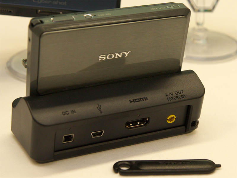 <b>DSC-TX7に付属の「マルチ出力スタンド」と「ペイントペン」。DC INは映像出力の電源供給用で、カメラ本体の充電は行なえない</b>