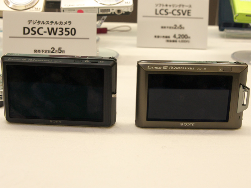 <b>従来モデルDSC-TX1（右）の液晶モニターは3型</b>