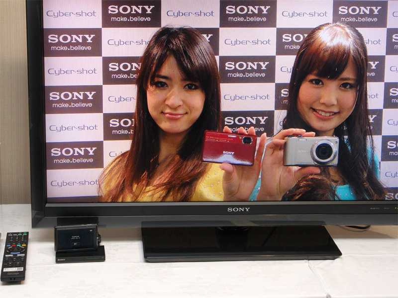 <b>TransferJetステーションを液晶テレビ「BRAVIA」に接続したところ</b>