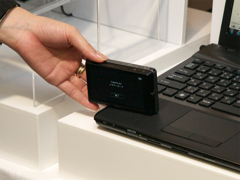 <b>パームレスト上のマークとカメラ底面のマークを合わせるように置く</b>