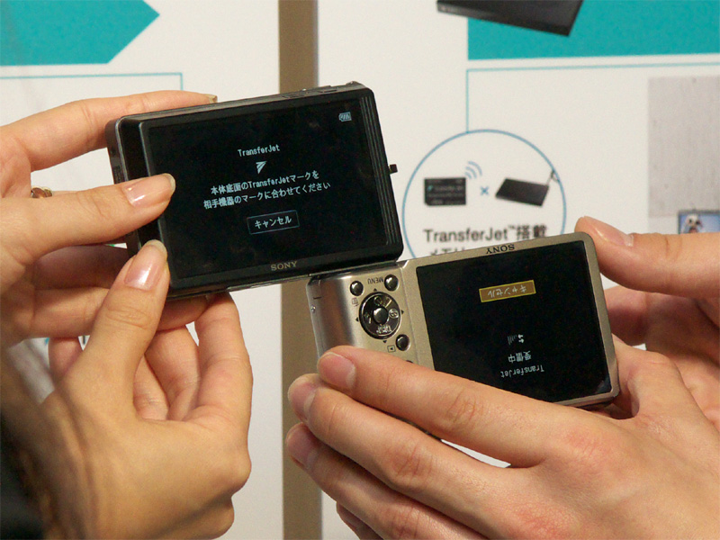 <b>TransferJetの近接無線転送を利用して撮影画像をシェアしているところ</b>