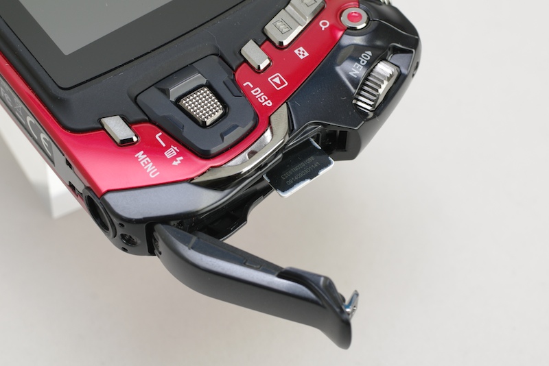 <b>上側のロックリングを回すと、記録メディア室のカバーが開く。対応メディアはmicroSDHC/SDカード</b>