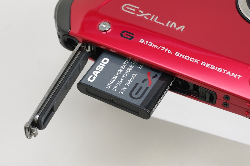 <b>バッテリー室のカバーにもシーリングを施している</b>