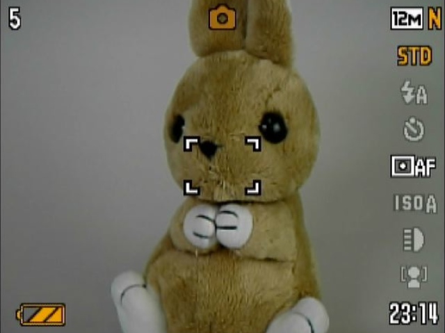 <b>撮影中の画面表示例。従来のカシオ機同様、左に機能メニューへのアイコンを並べた「操作パネル」を採用</b>