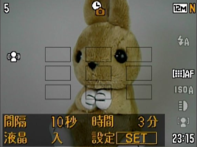 <b>インターバル撮影時の画面例（左）。右は撮影間隔などを設定するメニュー</b>