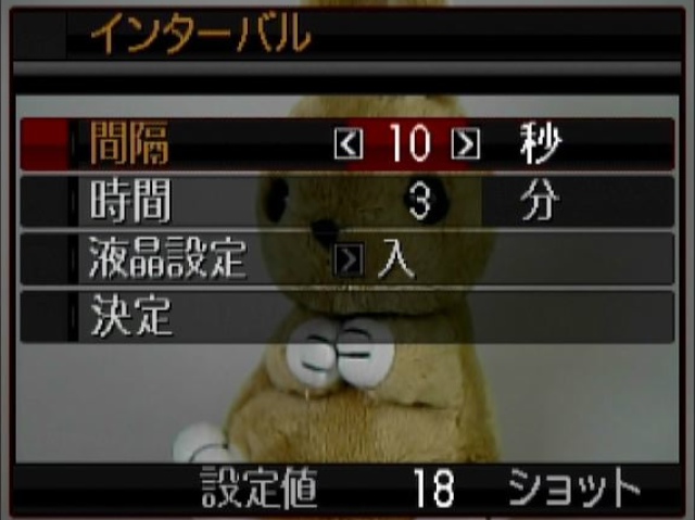 <b>インターバル撮影時の画面例（左）。右は撮影間隔などを設定するメニュー</b>