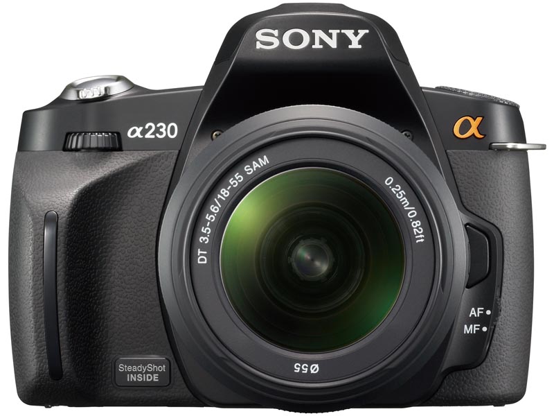 <b>ズームレンズキットのDT 18-55mm F3.5-5.6 SAMを装着したα230</b>