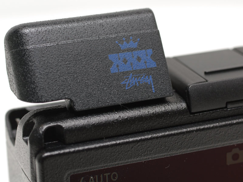 <b>内蔵ストロボをポップアップしたところ</b>