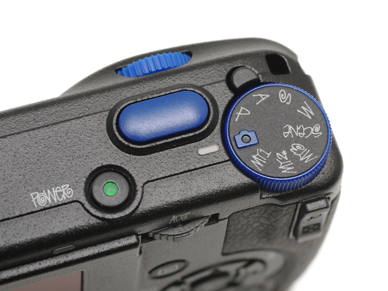 <b>シャッターボタン周辺。モードダイヤルなどの一部パーツを青く塗装している</b>