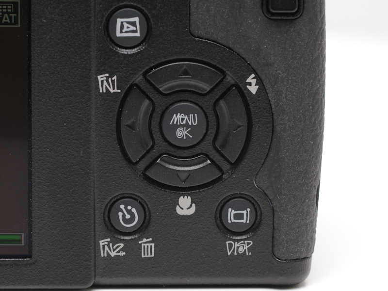 <b>文字だけでなく、記号にも独自のデザインを用いる</b>