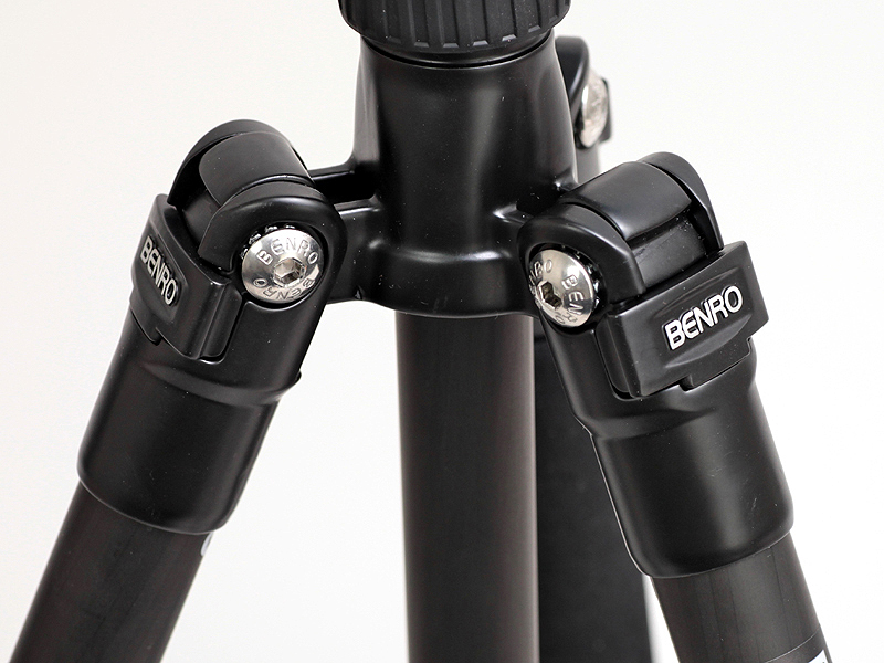 <b>BENROと書いてあるレバーを引き出すと2段階に開脚できる</b>