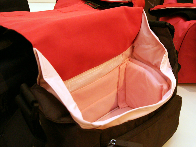 <b>内部（ストーリー ブラウン）。フラップを閉じると側面の開口部をふさぐようになった</b>