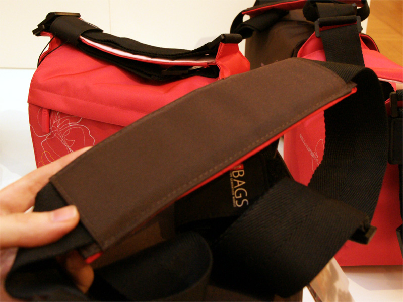 <b>従来より幅広になったショルダーパッド</b>