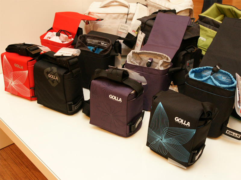 <b>左からスカイ（レッド）、スカイ（ブラック）、サン（パープル）、シャドー（ブラック）</b>