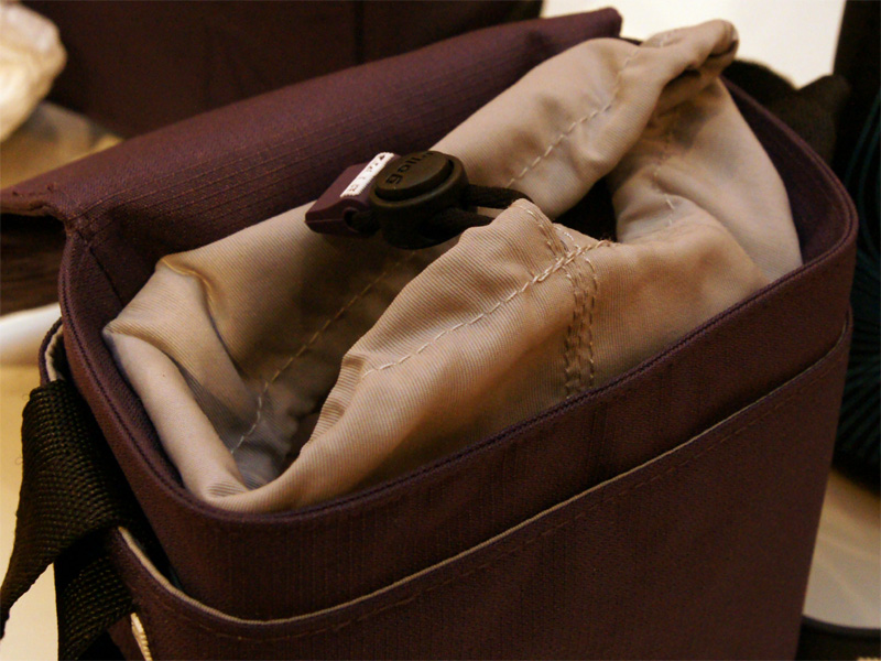 <b>巾着のように閉じるタイプ。前面にマチのないポケットも配置</b>