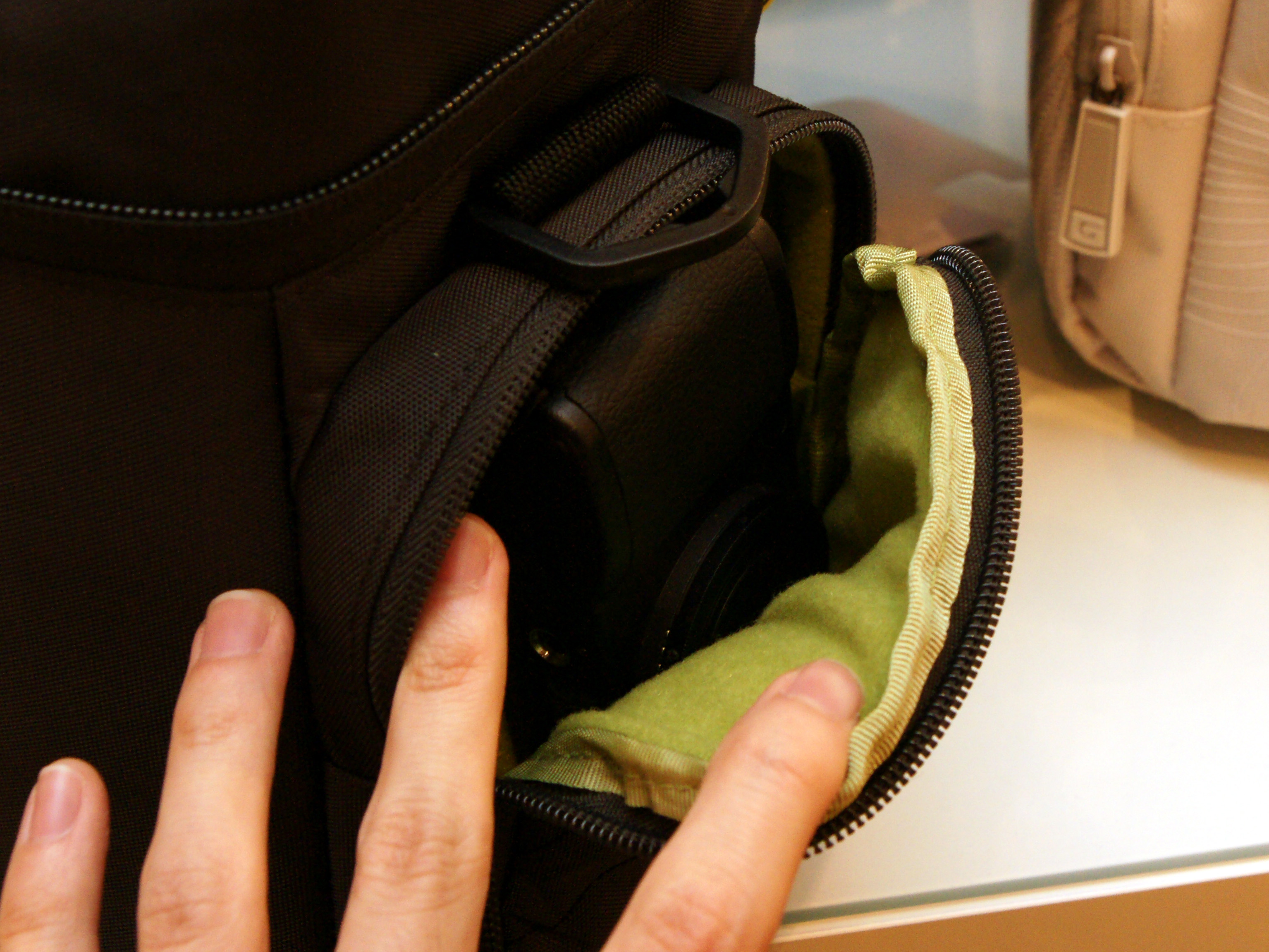 <b>サイドポケットにGR DIGITAL IIIを収納したところ</b>