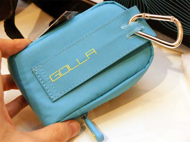 <b>カラビナおよびストラップは背面に取り付ける。ベルトループも備える</b>