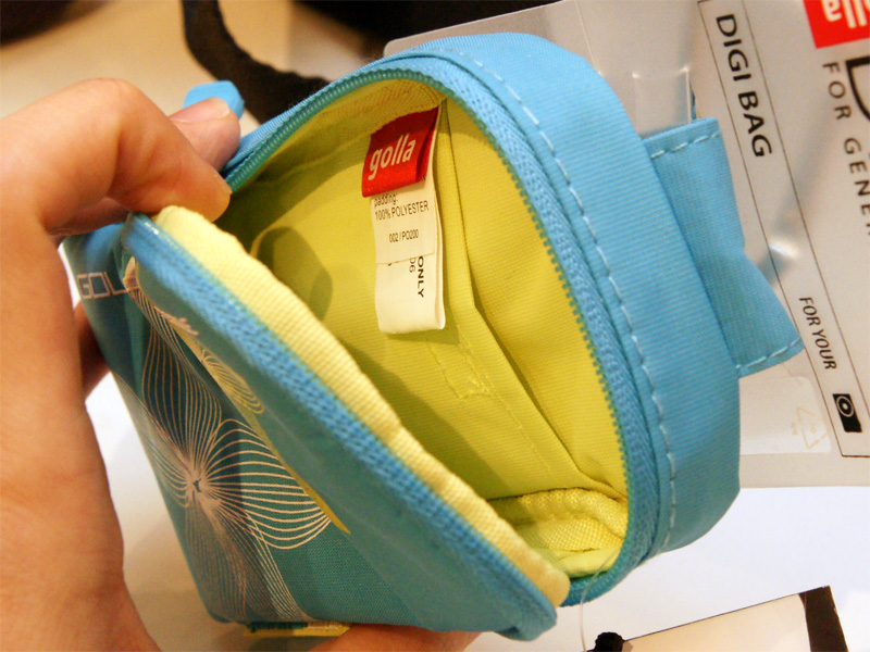 <b>内部にメモリーカードスロットを備える。ジッパーは目立たず動きの良いものを採用</b>